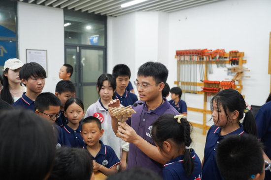 華東交通大學基礎實驗與工程實踐中心老師正在給研學團成員講解榫卯工藝